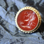 Antigue gem replic.
Carnelian. Intaglio.
size d -2.5cm
Intaglio framed in gold.