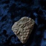 Judaica.Handcarved cameo,, Bunch of grapes,,
jerusalem stone. size 3,5 * 3,4cm