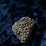 Judaica.Handcarved cameo,, Bunch of grapes,,
jerusalem stone. size 3,5 * 3,4cm