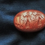 handcarved intaglio.Hellenistic motive.
Antique seals replica. Jasper stone.
size 22 * 29mm.