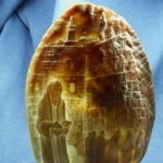judaica.handcarved cameo.Prayer at the WESTERN WALL.
Illuminated cameo.
mother of pearl.
size 17,5 * 12.0cm