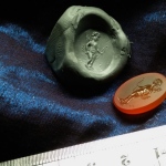 handcarved intaglio and impression.Ancient gem replica.
Cupid with a bow and arrows.
carnelian. size 20 * 15mm