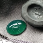 handcarved intaglio
ancient gem replica
green agate stone
size 20 * 15mm