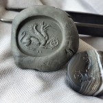 handcarved intaglio
Griffin,Wheel of Fortune.
Goodness Nemesis symbol.
banded agate engraved.
size 21.3 * 18mm
